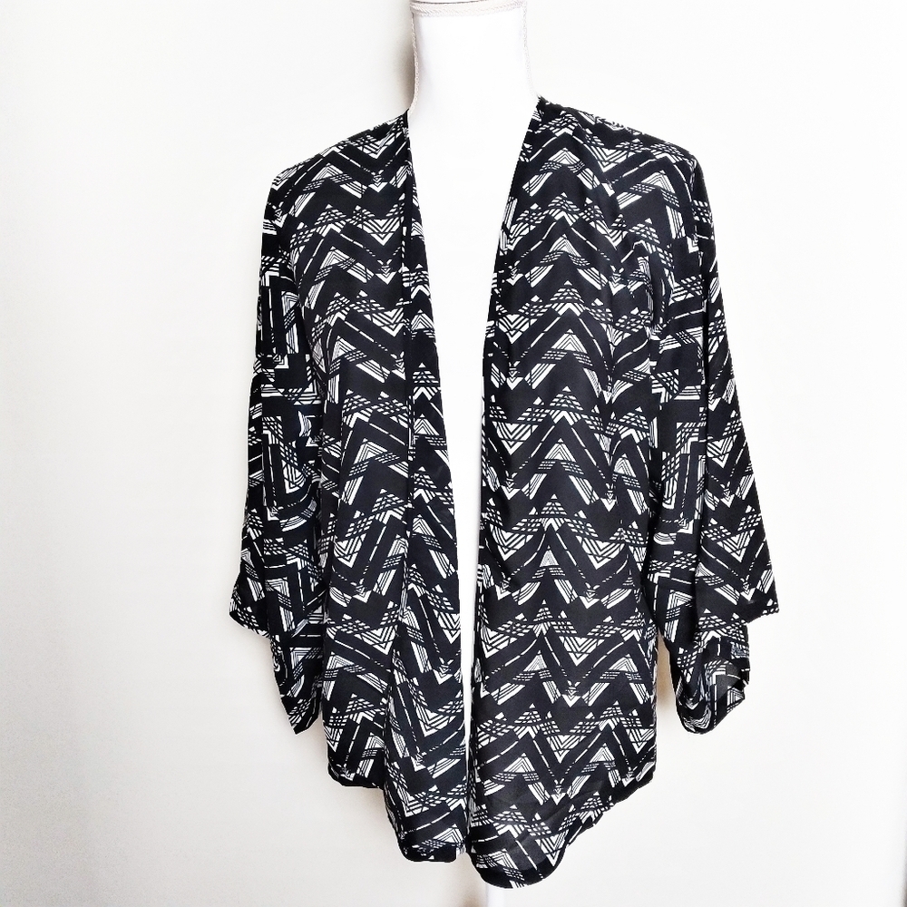 HeartSoul Tribal Kimono Black and White Medium